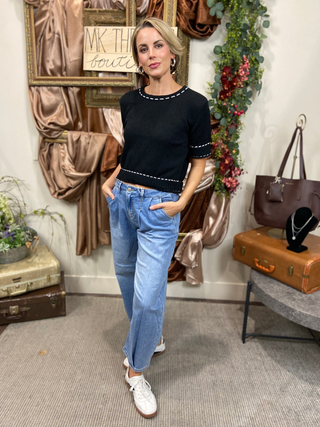 Emmy Black And White Stitching Short Sleeve Top